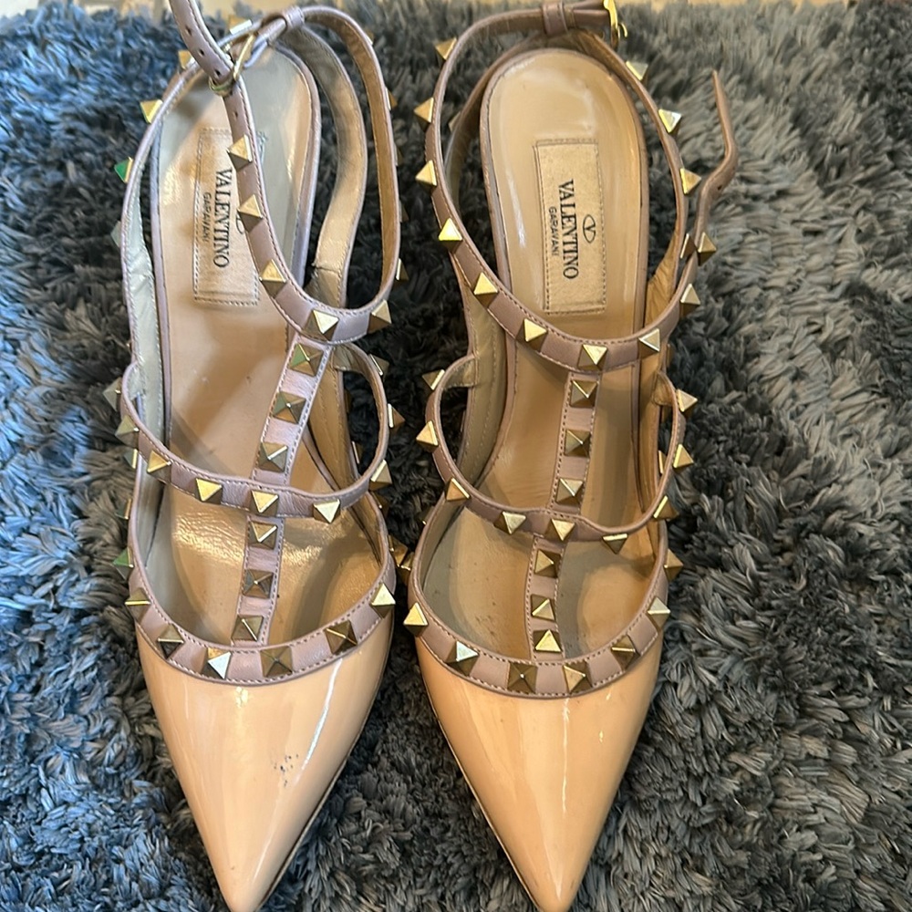 Great Deal! Valentino Garavani nude/tan color!